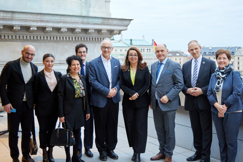 Gruppenfoto mit Nationalratspräsident Wolfgang Sobotka (ÖVP)(3. von rechts), Generaldirektorin des Büros der Vereinten Nationen Ghada Fathi Waly (4. von rechts)