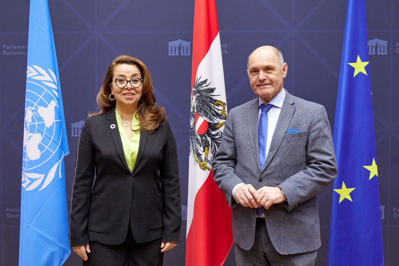 Fahnenfoto- Von rechts: Nationalratspräsident Wolfgang Sobotka (ÖVP), Generaldirektorin des Büros der Vereinten Nationen Ghada Fathi Waly