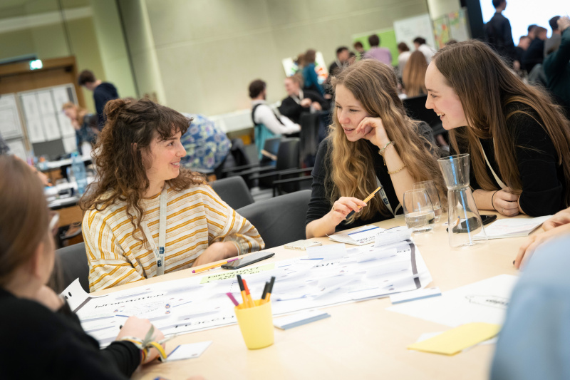 Veranstaltungsteilnehmer:innen in den Workshops