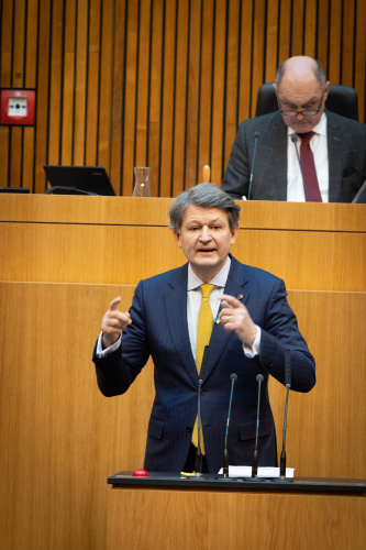 Nationalratsabgeordneter Helmut Brandstätter (NEOS) am Redner:innenpult, Nationalratspräsident Wolfgang Sobotka (ÖVP) am Präsidium