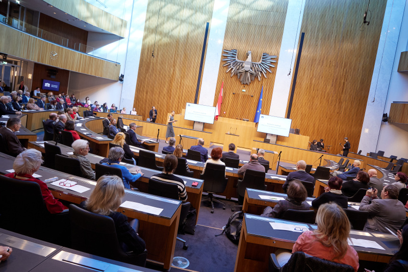 Moderation durch Katharina Kramer Agentur Müllers Freunde. Blick Richtung Veranstaltungsteilnehmer:innen