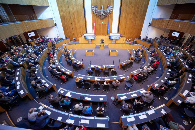 Keynote von Leiter des Demokratiezentrums Wien Dirk Lange. Blick Richtun Veranstaltungsteilnehmer:innen