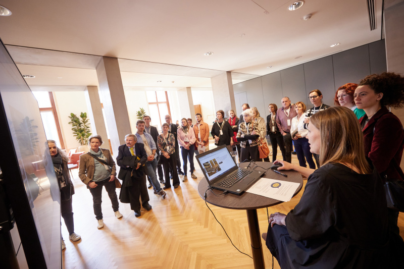 Präsentation des Angebots im neu eröffneten Parlament