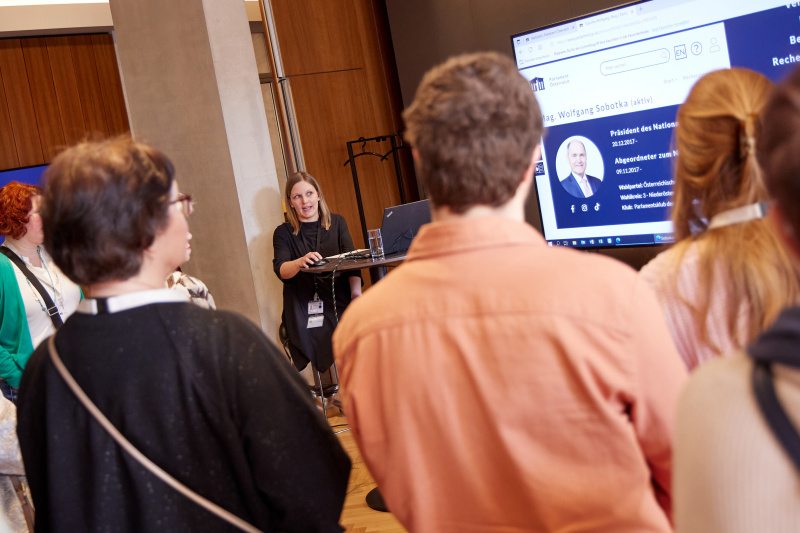 Präsentation des Angebots im neu eröffneten Parlament
