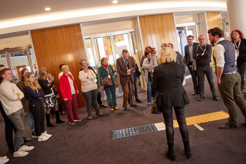 Präsentation des Angebots im neu eröffneten Parlament