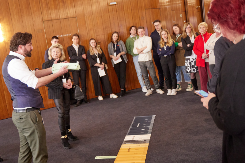 Präsentation des Angebots im neu eröffneten Parlament