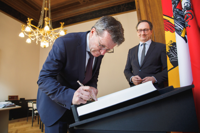 Gästebucheintrag. Von links:  Botschafter von Luxemburg Jean Graff, Bundesratspräsident Günter Kovacs (SPÖ)