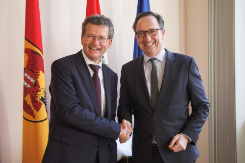 Fahnenfoto. Von links: Botschafter von Luxemburg Jean Graff, Bundesratspräsident Günter Kovacs (SPÖ).