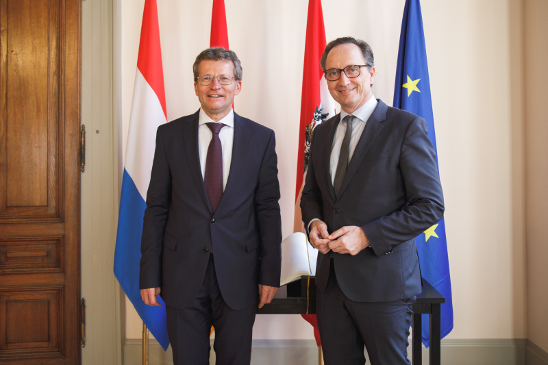 Fahnenfoto. Von links: Botschafter von Luxemburg Jean Graff, Bundesratspräsident Günter Kovacs (SPÖ)