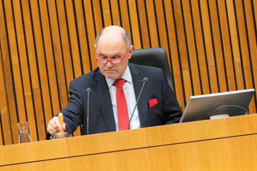 Nationalratspräsident Wolfgang Sobotka (ÖVP) eröffnet die Sitzung .