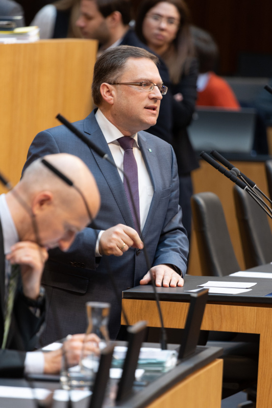 Klubobmann August Wöginger (ÖVP) am Redner:innenpult