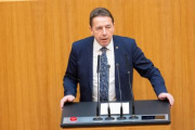 Nationalratsabgeordneter Erwin Angerer (FPÖ) am Redner:innenpult