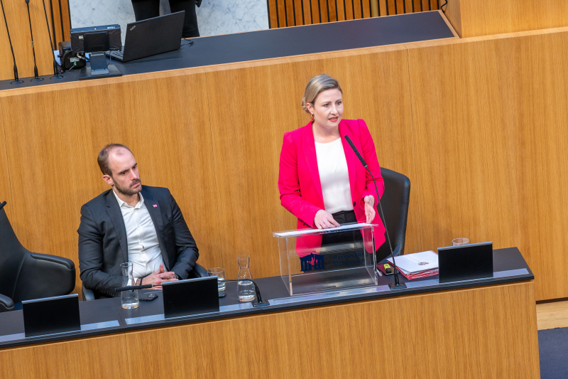 Auf der Regierungsbank Frauenministerin Susanne Raab (ÖVP) am Wort