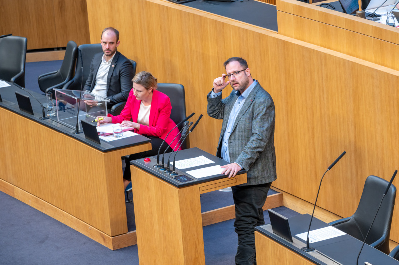 An Redner:innenpult: Nationalratsabgeordneter Christian Hafenecker (FPÖ) bei der Begründung der Anfrage
