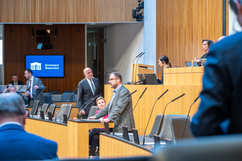 An Redner:innenpult: Nationalratsabgeordneter Christian Hafenecker (FPÖ) bei der Begründung der Anfrage