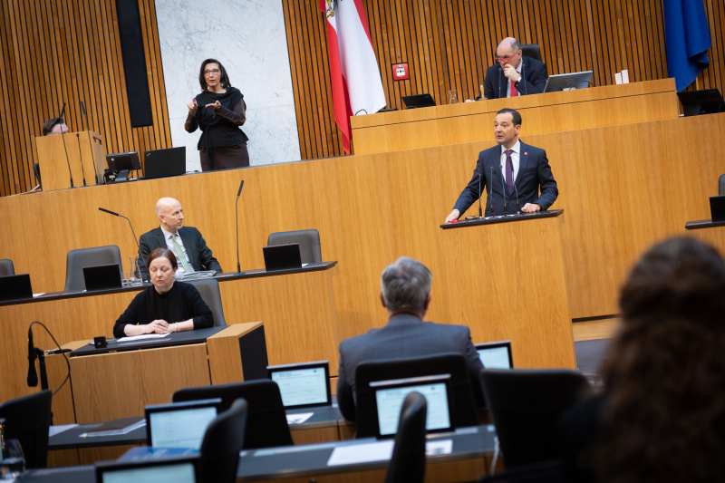 Nationalratsabgeordneter Gerald Loacker (NEOS) am Redner:innenpult, Bundesminister für Arbeit Martin Kocher am  Redner:innenpult, Nationalratspräsident Wolfgang Sobotka (ÖVP) am Präsidium