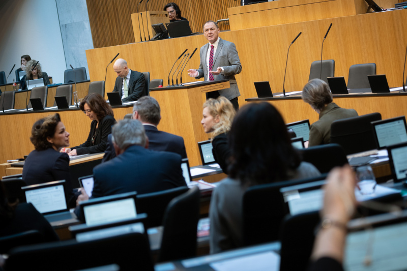 Nationalratsabgeordneter Peter Wurm (FPÖ) am Redner:innenpult, Nationalratspräsident Wolfgang Sobotka (ÖVP) am Präsidium