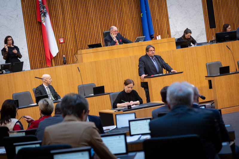 Nationalratsabgeordneter Josef Muchitsch (SPÖ) am Redner:innenpult, Nationalratspräsident Wolfgang Sobotka (ÖVP) am Präsidium
