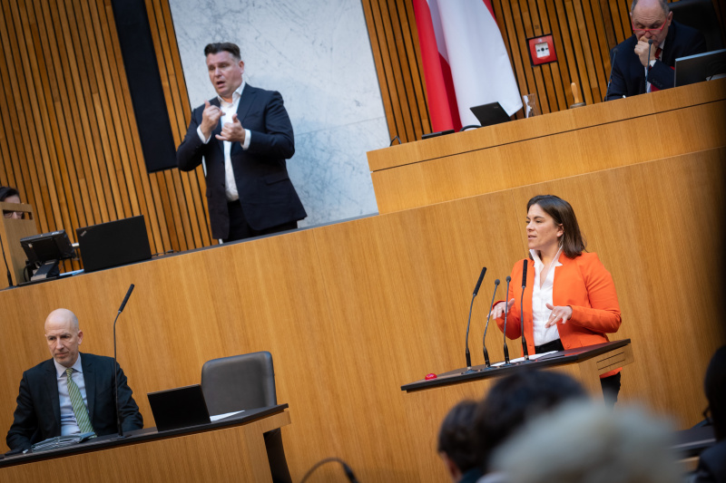 Nationalratsabgeordnete Julia Seidl (NEOS) am Redner:innenpult, Nationalratspräsident Wolfgang Sobotka (ÖVP) am Präsidium