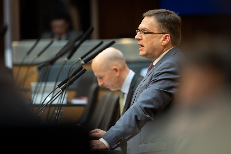 am Redner:innenpult, Nationalratspräsident Wolfgang Sobotka (ÖVP) am Präsidium, Infrastrukturministerin Leonore Gewessler (GRÜNE) auf der Regierungsbank