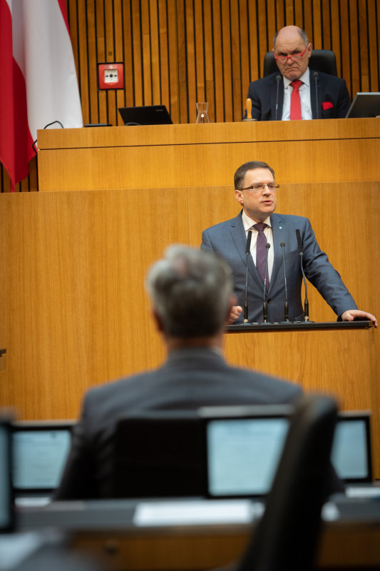 Klubobmann August Wöginger (ÖVP) am Redner:innenpult