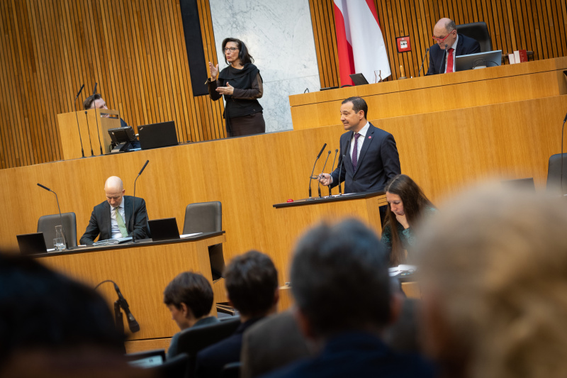 Nationalratsabgeordneter Gerald Loacker (NEOS) am Redner:innenpult, Nationalratspräsident Wolfgang Sobotka (ÖVP) am Präsidium, Bundesminister für Arbeit Martin Kocher auf der Regierungsbank