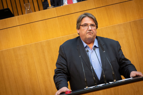 Nationalratsabgeordneter Josef Muchitsch (SPÖ) am Redner:innenpult