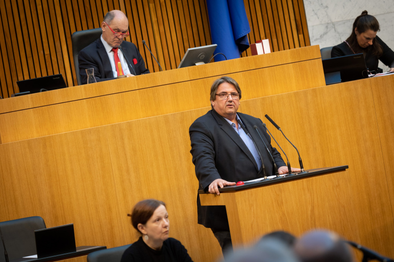 Nationalratsabgeordneter Josef Muchitsch (SPÖ) am Redner:innenpult, Nationalratspräsident Wolfgang Sobotka (ÖVP) am Präsidium,