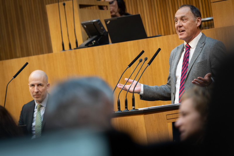 Nationalratsabgeordneter Peter Wurm (FPÖ) am Redner:innenpult, Bundesminister für Arbeit Martin Kocher auf der Regierungsbank