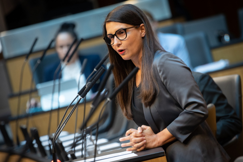 Nationalratsabgeordnete Meri Disoski (GRÜNE) am Redner:innenpult, Bundesminister für Arbeit Martin Kocher auf der Regierungsbank