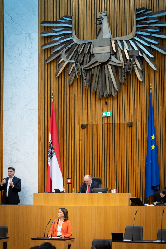 Nationalratsabgeordnete Julia Seidl (NEOS) am Redner:innenpult, Nationalratspräsident Wolfgang Sobotka (ÖVP) am Präsidium