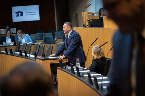 Nationalratsabgeordneter Roman Haider (FPÖ) am Redner:innenpult, Nationalratspräsident, Infrastrukturministerin Leonore Gewessler (GRÜNE) auf der Regierungsbank