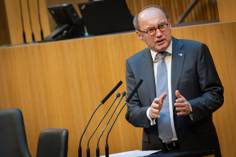 Othmar Karas, Mitglied des Europäischen Rats (ÖVP) am Redner:innenpult, Infrastrukturministerin Leonore Gewessler (GRÜNE) auf der Regierungsbank