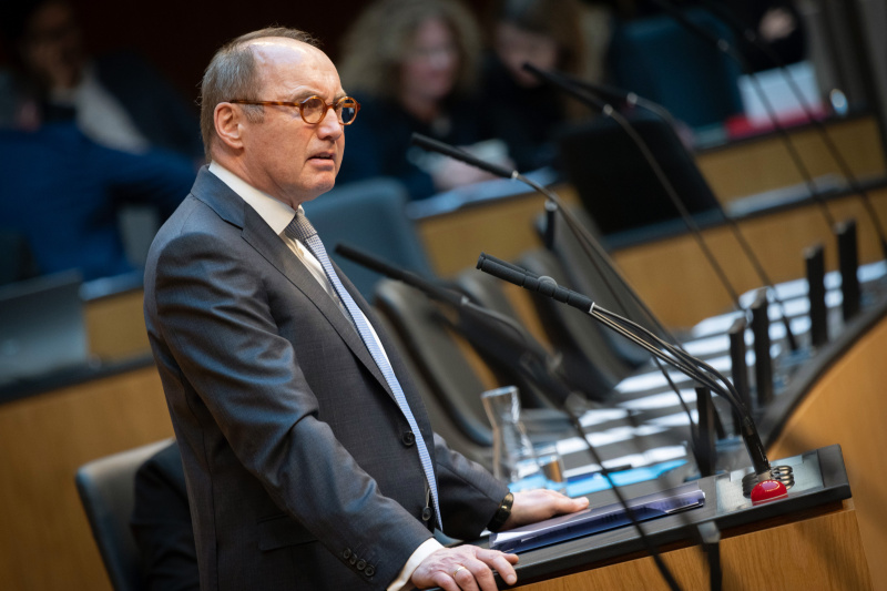 Othmar Karas, Mitglied des Europäischen Rats (ÖVP) am Redner:innenpult, Infrastrukturministerin Leonore Gewessler (GRÜNE) auf der Regierungsbank