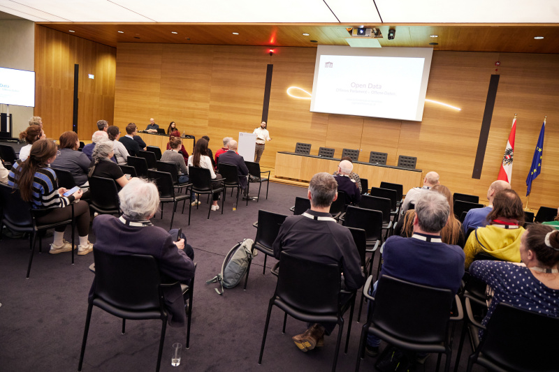 Kurzpräsentationen und Showcases durch Simon Hofer Parlamentsdirektion