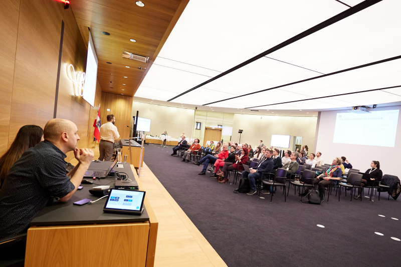 Kurzpräsentationen und Showcases durch Simon Hofer Parlamentsdirektion
