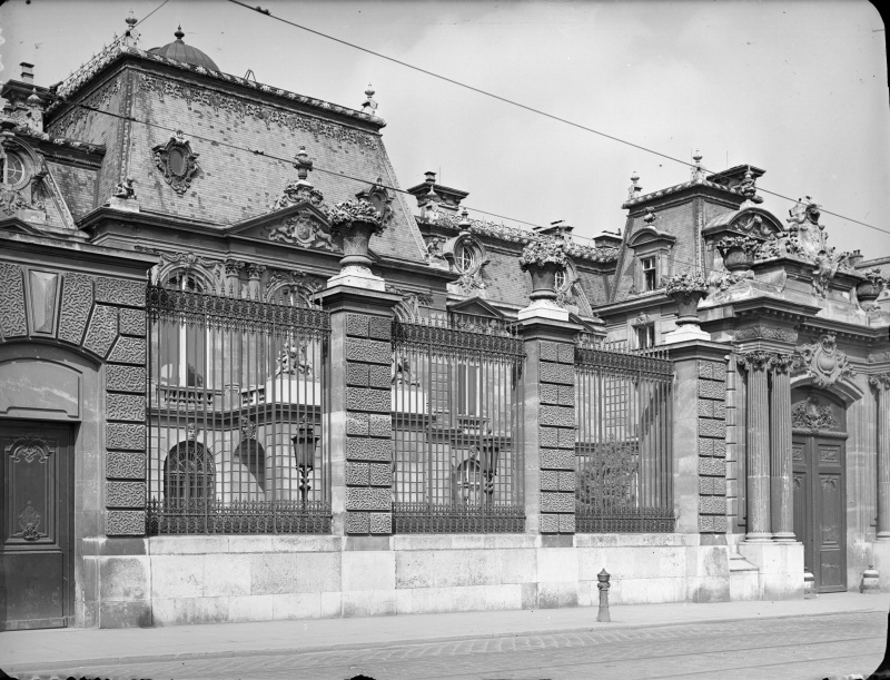 Hauptfront von der Prinz-Eugen-Straße aus, schräg von links. Beherbergte zeitweilig die Zentralstelle für jüdische Auswanderung.