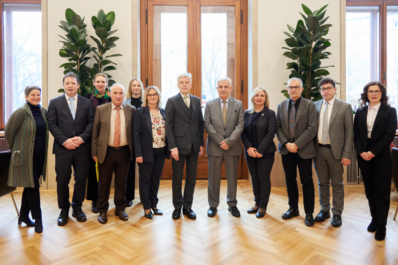 Gruppenfoto mit  Österreichischer Delegation unter Vorsitz von Parlamentsdirektor Harald Dossi (6. von rechts)  und Delegation aus Kosovo unter Vorsitz von Generalsekretär des Parlaments der Republik Kosovo Ismet Krasniqi (5. von rechts)