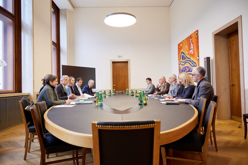 Aussprache. Llinke Tischhälfte Österreichische Delegation unter Vorsitz von Parlamentsdirektor Harald Dossi. Rechte Tischhälfte: Delegation aus Kosovo unter Vorsitz von Generalsekretär des Parlaments der Republik Kosovo Ismet Krasniqi