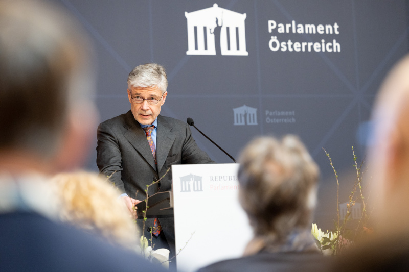 Begrüßung durch Parlamentsdirektor Harald Dossi