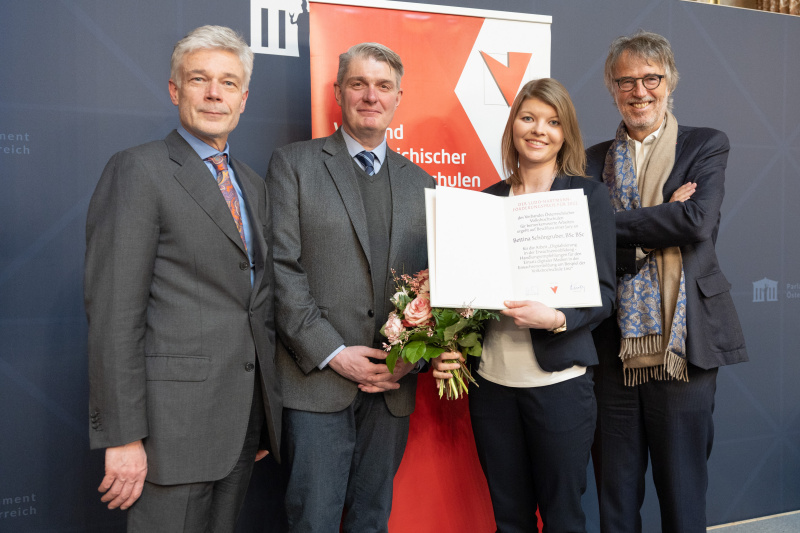 Überreichung Ludo-Hartmann-Förderungspreis 2022. Gruppe von links: Parlamentsdirektor Harald Dossi, VÖV Generalsekretär John Evers, Förderungspreisträgerin Bettina Schöngruber, VÖV Vorstandsvorsitzender Gerwin Müller