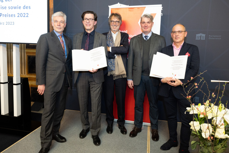 Überreichung des Ludo-Hartmann-Preises. Gruppe von links: Parlamentsdirektor Harald Dossi, Preisträger Christian H. Stifter, VÖV Vorstandsvorsitzender Gerwin Müller, VÖV Generalsekretär John Evers, Preisträger Robert Streibel
