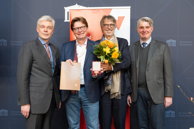 Überreichung eines Ehrenzeichens an den ehem. VÖV Generalsekretär Gerhard Bisovsky. Gruppe von links:  Parlamentsdirektor Harald Dossi, ehem. VÖV Generalsekretär Gerhard Bisovsky, VÖV Vorstandsvorsitzender Gerwin Müller, VÖV Generalsekretär John Evers