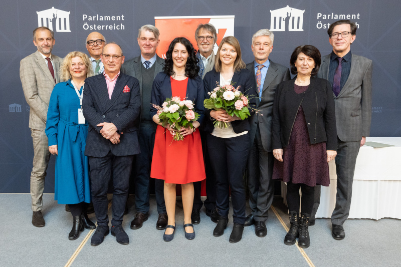 Gruppenfoto mit allen Preisträger:innen und Jurymitgliedern
