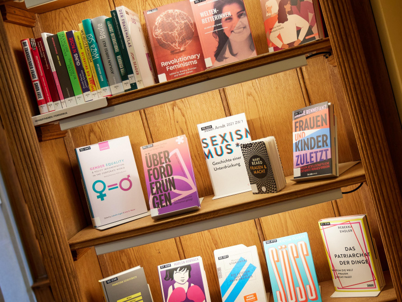 Regal im Freihandbereich der Parlamentsbibliothek mit Literaturauswahl zu Genderthemen und Feminismus.