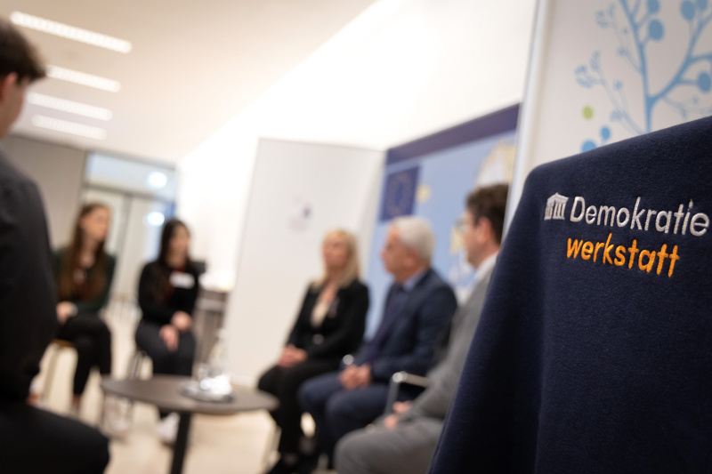 Generalsekretärs des Parlaments der Republik Kosovo Ismet Krasniqi im Gespräch mit Jugendlichen