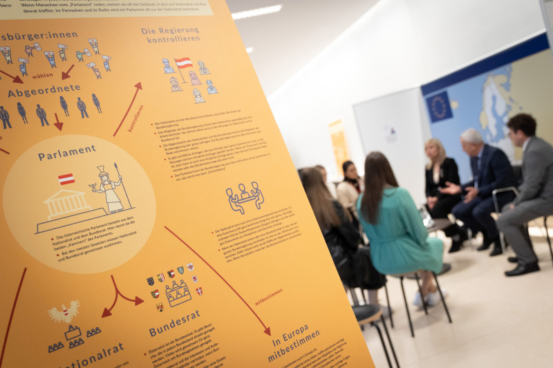 Generalsekretärs des Parlaments der Republik Kosovo Ismet Krasniqi im Gespräch mit Jugendlichen