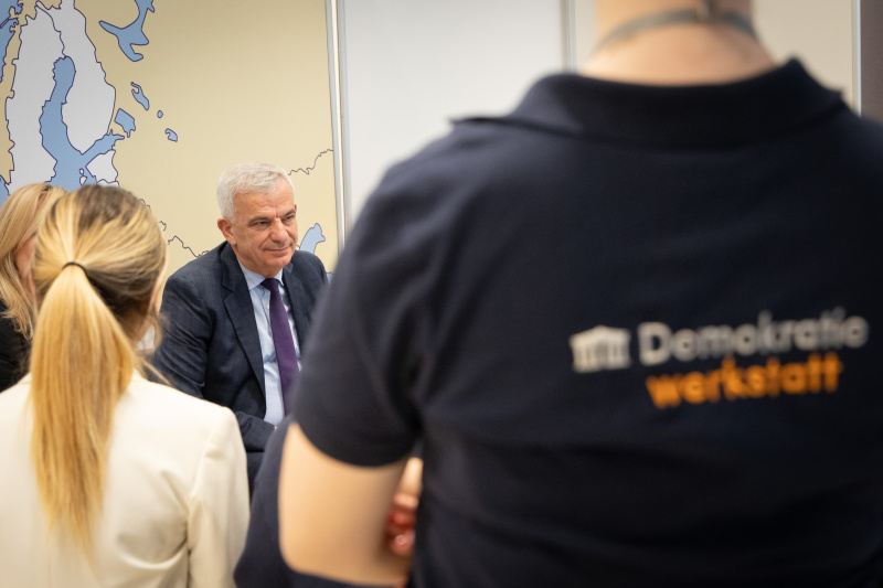 Generalsekretärs des Parlaments der Republik Kosovo Ismet Krasniqi im Gespräch mit Jugendlichen