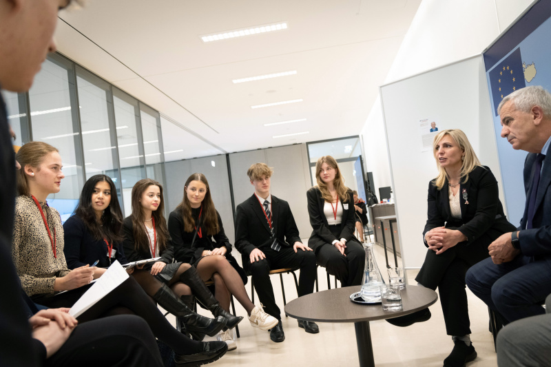 Generalsekretärs des Parlaments der Republik Kosovo Ismet Krasniqi im Gespräch mit Jugendlichen