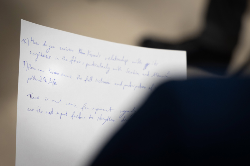 Generalsekretärs des Parlaments der Republik Kosovo Ismet Krasniqi im Gespräch mit Jugendlichen